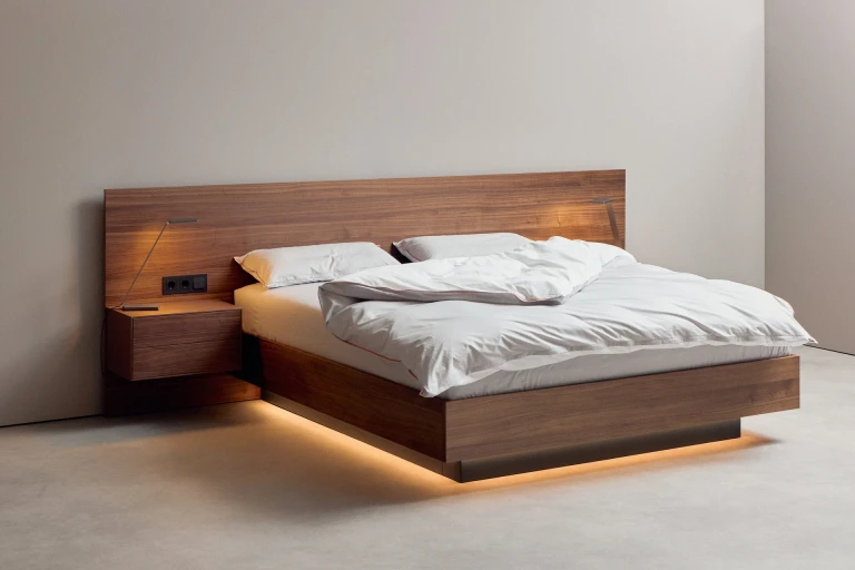 Wandpaneel und Bettgestell aus geöltem, amerikanischen Nussbaum