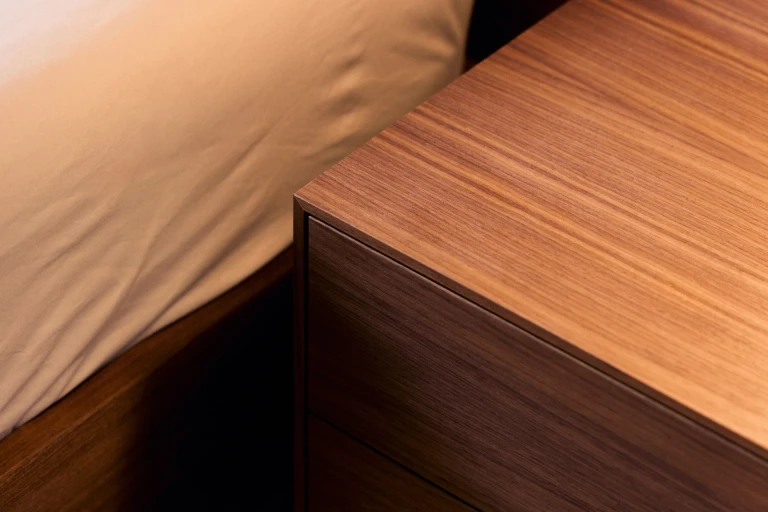 Wandpaneel und Bettgestell aus geöltem, amerikanischen Nussbaum