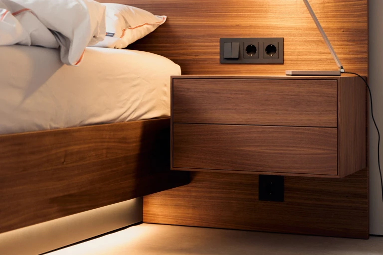 Wandpaneel und Bettgestell aus geöltem, amerikanischen Nussbaum