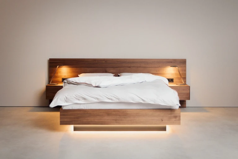 Wandpaneel und Bettgestell aus geöltem, amerikanischen Nussbaum