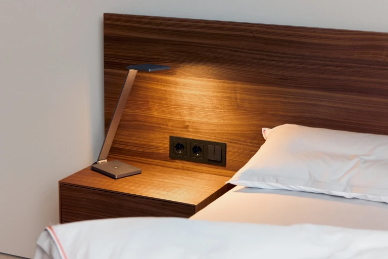 Wandpaneel und Bettgestell aus geöltem, amerikanischen Nussbaum