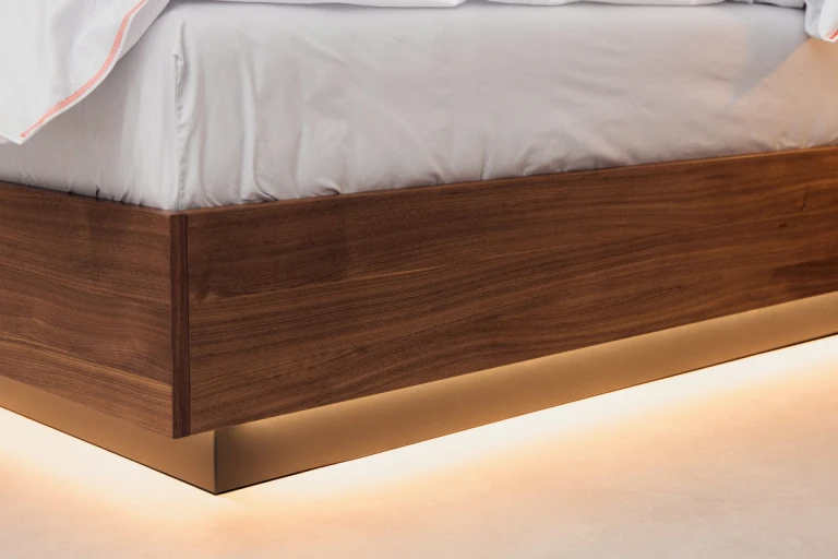 Wandpaneel und Bettgestell aus geöltem, amerikanischen Nussbaum