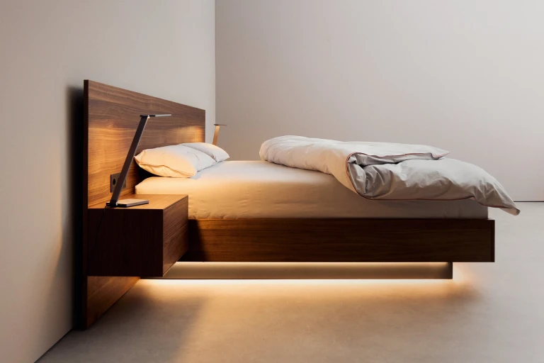 Wandpaneel und Bettgestell aus geöltem, amerikanischen Nussbaum