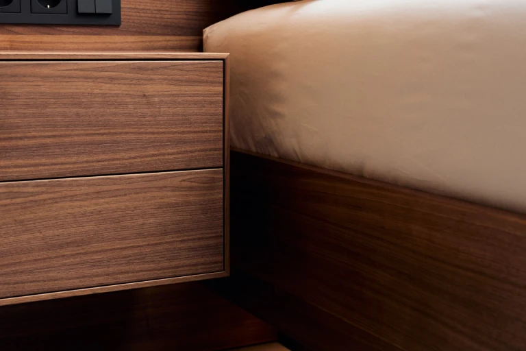 Wandpaneel und Bettgestell aus geöltem, amerikanischen Nussbaum