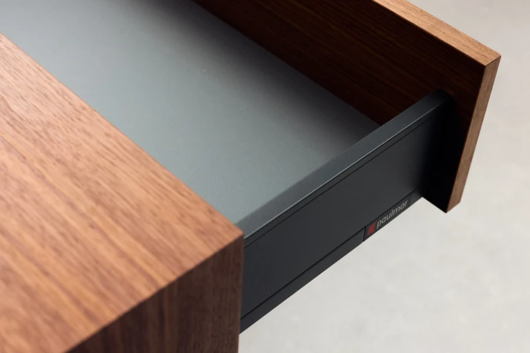 Wandpaneel und Bettgestell aus geöltem, amerikanischen Nussbaum