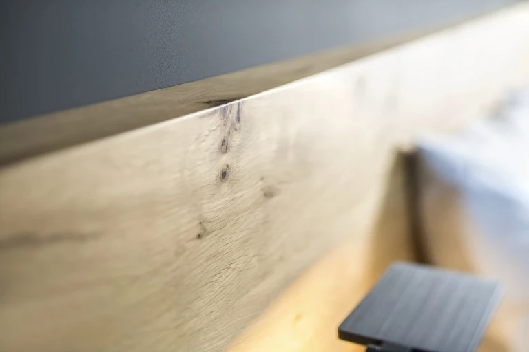 Boxspringbett mit Wandpaneel in Eiche massiv