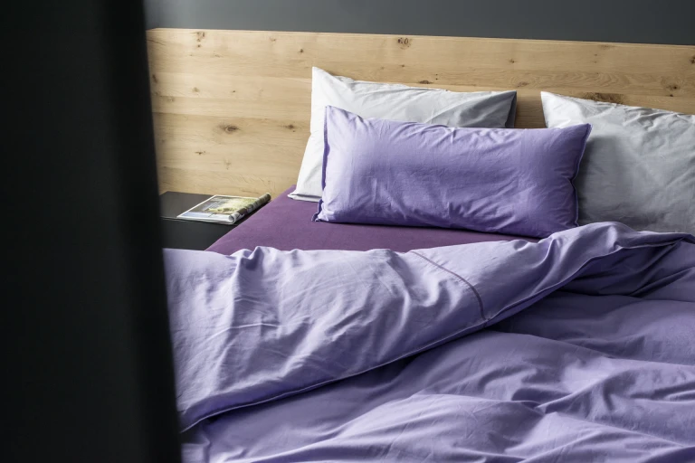 Boxspringbett mit Wandpaneel in Eiche massiv