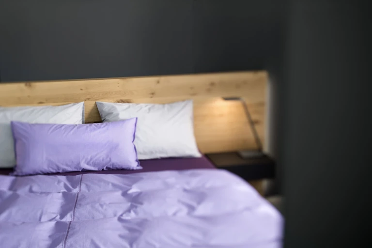 Boxspringbett mit Wandpaneel in Eiche massiv