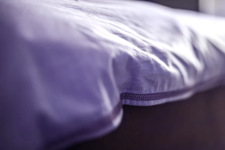 Boxspringbett mit Wandpaneel in Eiche massiv