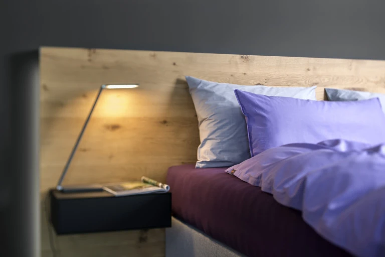 Boxspringbett mit Wandpaneel in Eiche massiv