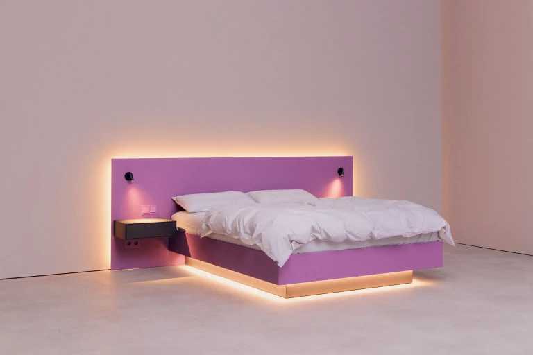 Lackiertes Bettgestell mit Wandpaneel