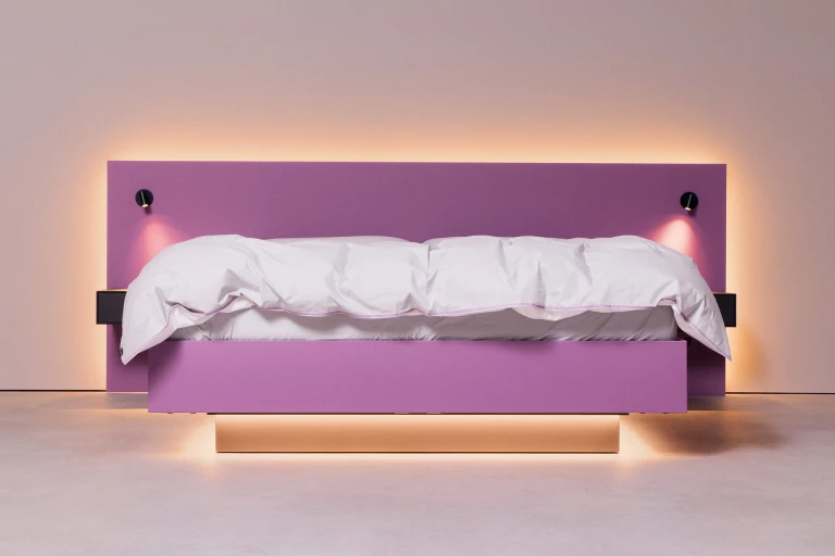 Lackiertes Bettgestell mit Wandpaneel