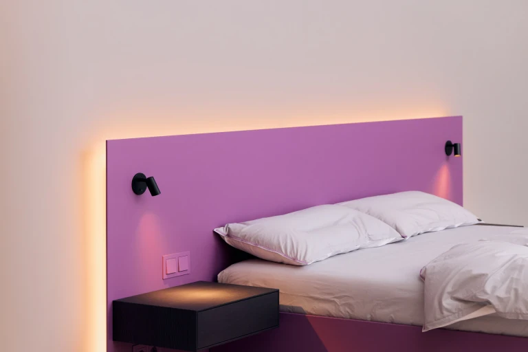 Lackiertes Bettgestell mit Wandpaneel