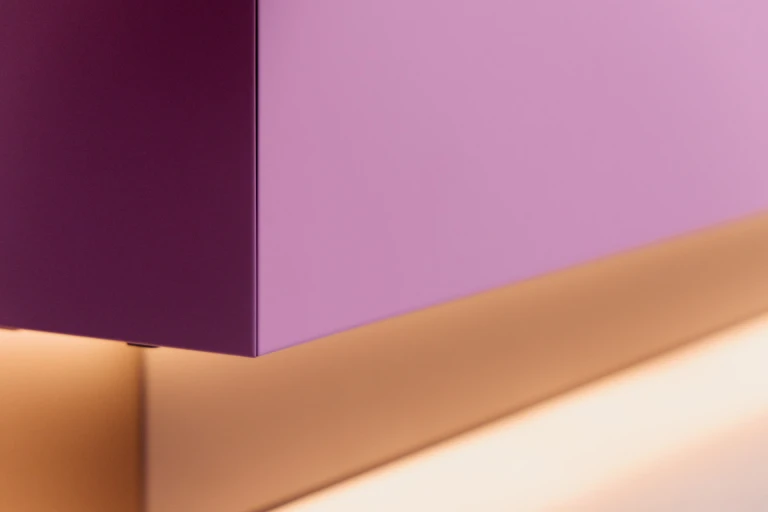 Lackiertes Bettgestell mit Wandpaneel