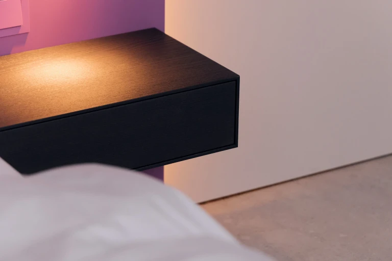 Lackiertes Bettgestell mit Wandpaneel