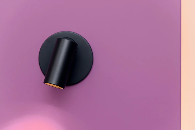 Lackiertes Bettgestell mit Wandpaneel