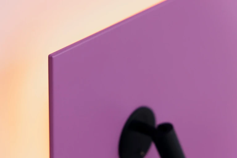 Lackiertes Bettgestell mit Wandpaneel