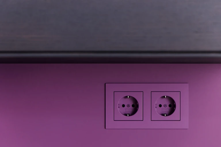 Lackiertes Bettgestell mit Wandpaneel