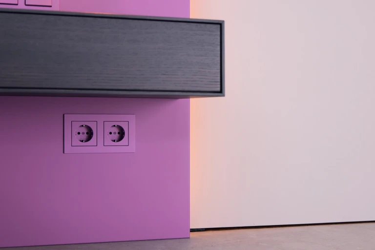 Lackiertes Bettgestell mit Wandpaneel