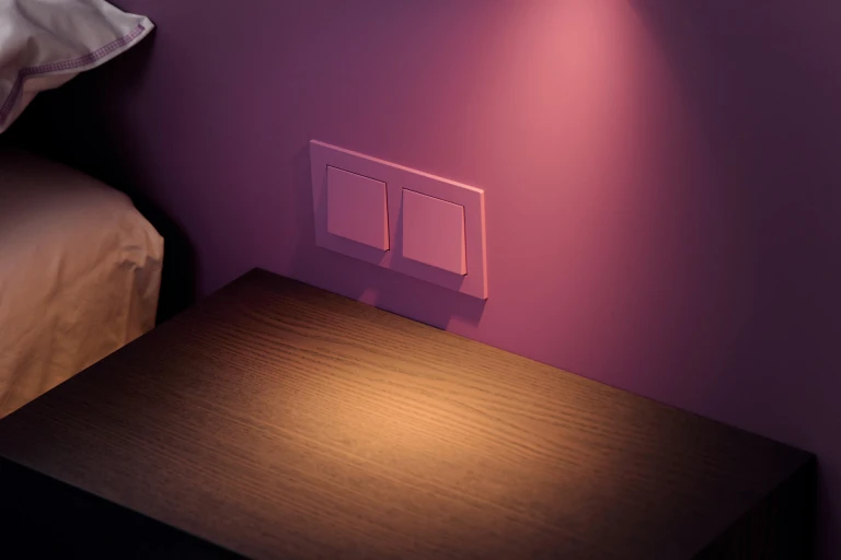 Lackiertes Bettgestell mit Wandpaneel