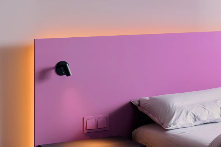 Lackiertes Bettgestell mit Wandpaneel