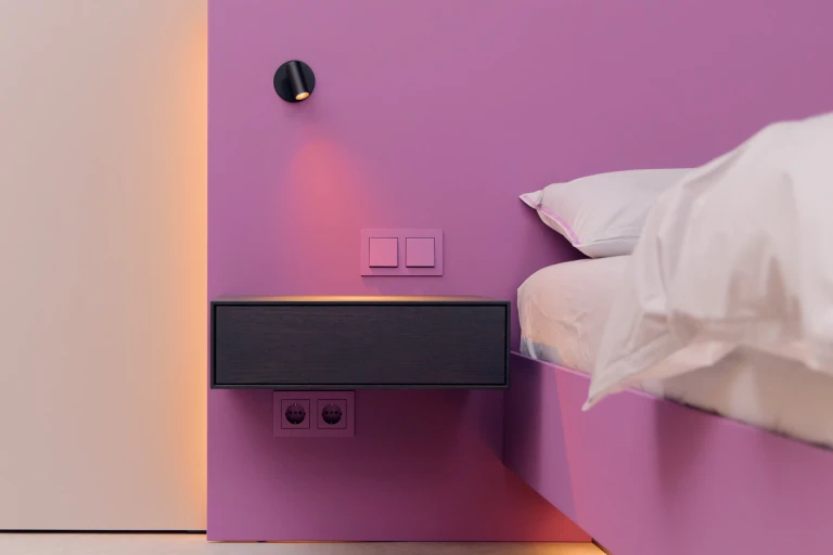 Lackiertes Bettgestell mit Wandpaneel