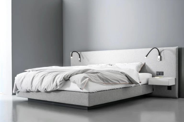 Flaches Boxspringbett mit gepolsterten Wandpaneel in flacher Kissenoptik
