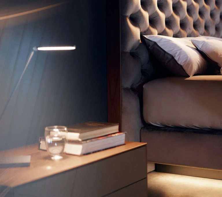 Flaches Boxspringbett mit Chesterfield Kopfteil