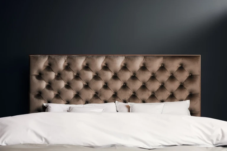 Flaches Boxspringbett mit Chesterfield Kopfteil