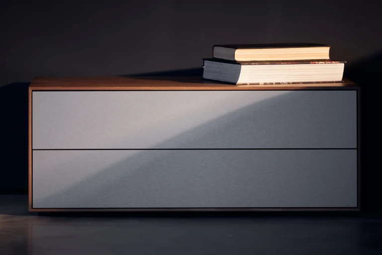 Nachttischkonsole am Wandpaneel