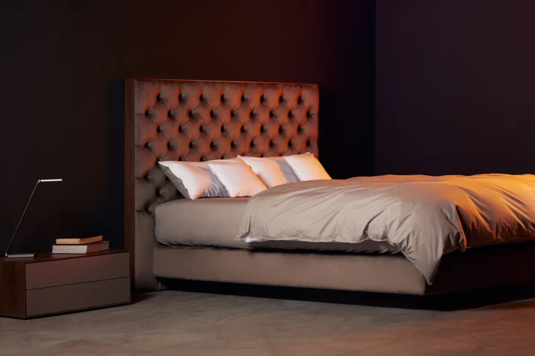 Flaches Boxspringbett mit Chesterfield Kopfteil
