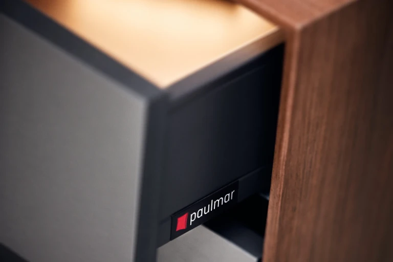 Flaches Boxspringbett mit Chesterfield Kopfteil