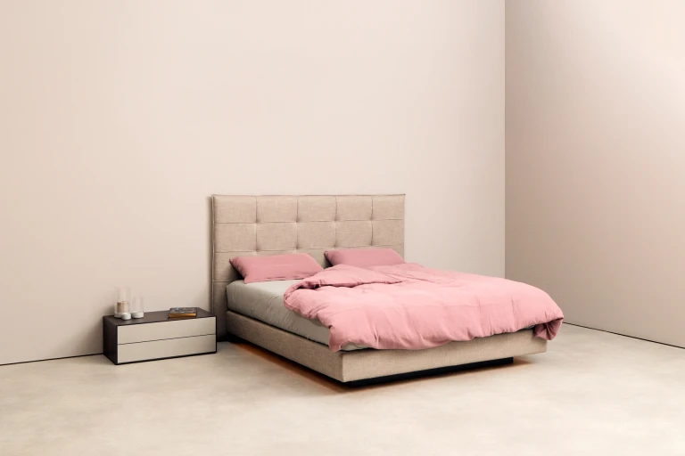 Flaches Boxspringbett mit Kopfteil und abgenähten Rechtecken