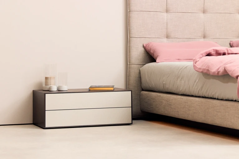 Flaches Boxspringbett mit Kopfteil und abgenähten Rechtecken