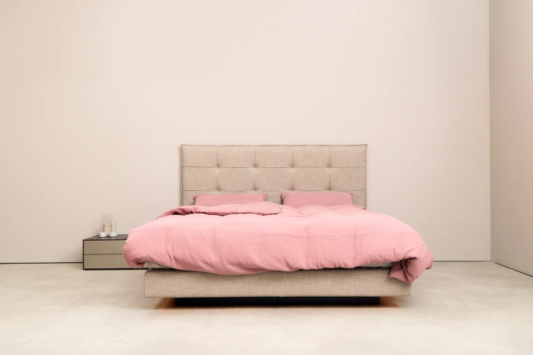 Flaches Boxspringbett mit Kopfteil und abgenähten Rechtecken
