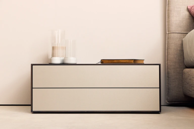 Flaches Boxspringbett mit Kopfteil und abgenähten Rechtecken
