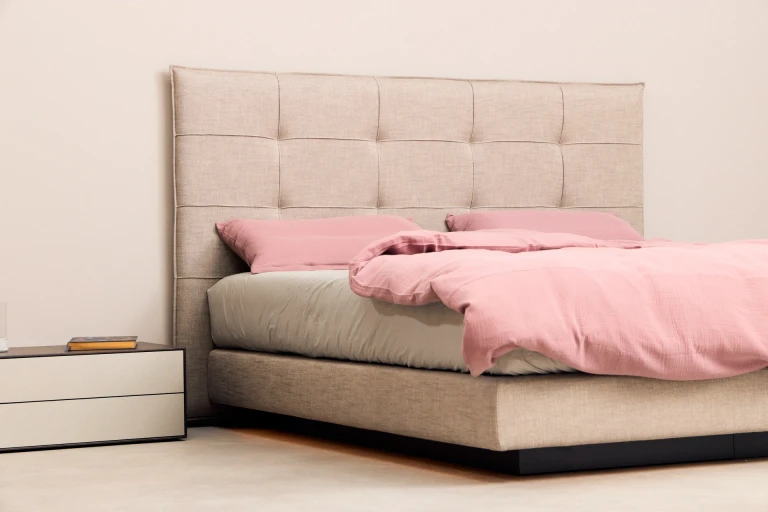 Flaches Boxspringbett mit Kopfteil und abgenähten Rechtecken