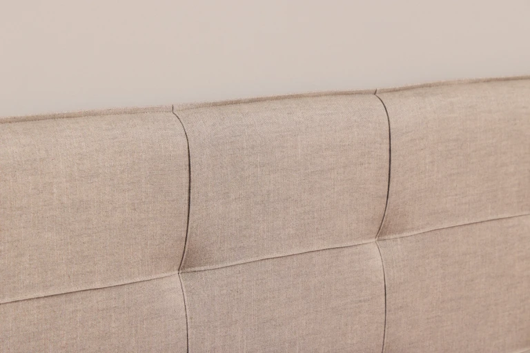 Flaches Boxspringbett mit Kopfteil und abgenähten Rechtecken