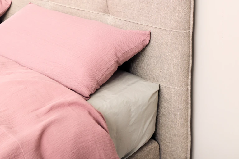 Flaches Boxspringbett mit Kopfteil und abgenähten Rechtecken
