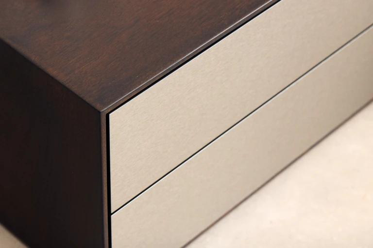 Flaches Boxspringbett mit Kopfteil und abgenähten Rechtecken