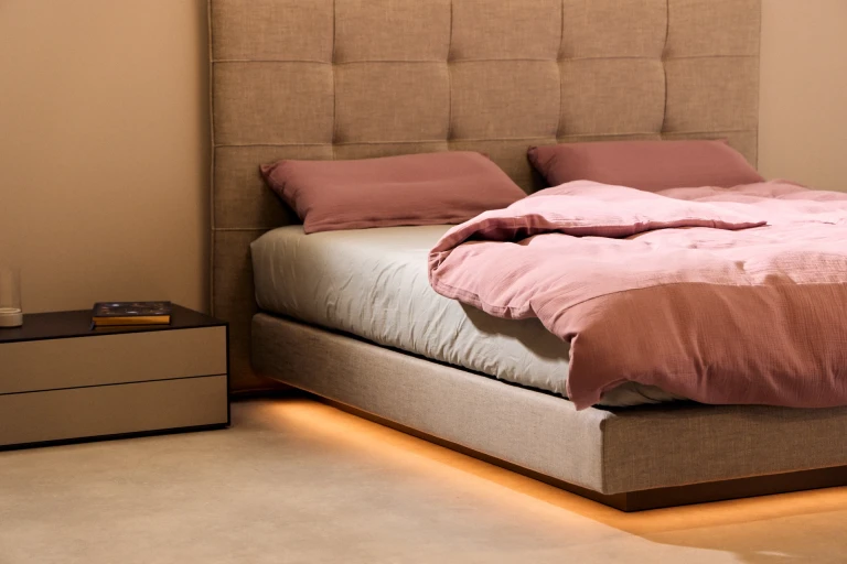 Flaches Boxspringbett mit Kopfteil und abgenähten Rechtecken