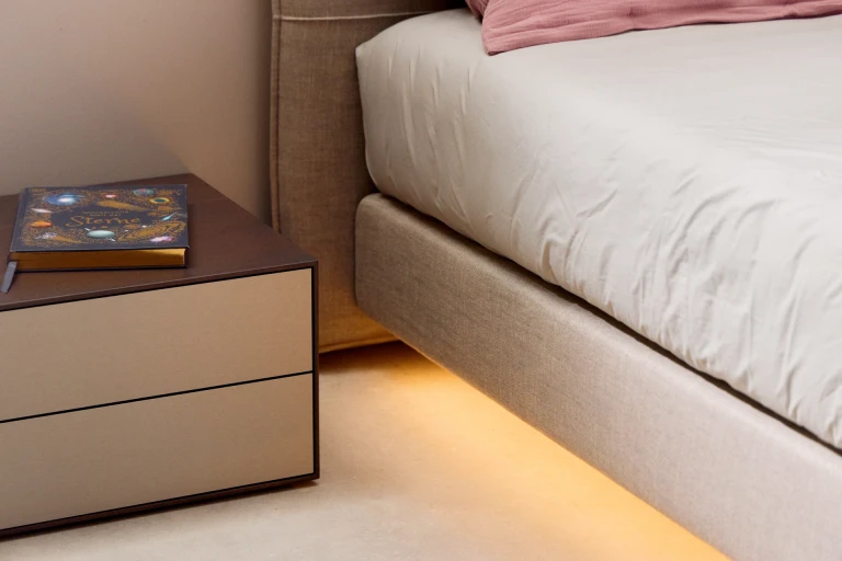 Flaches Boxspringbett mit Kopfteil und abgenähten Rechtecken