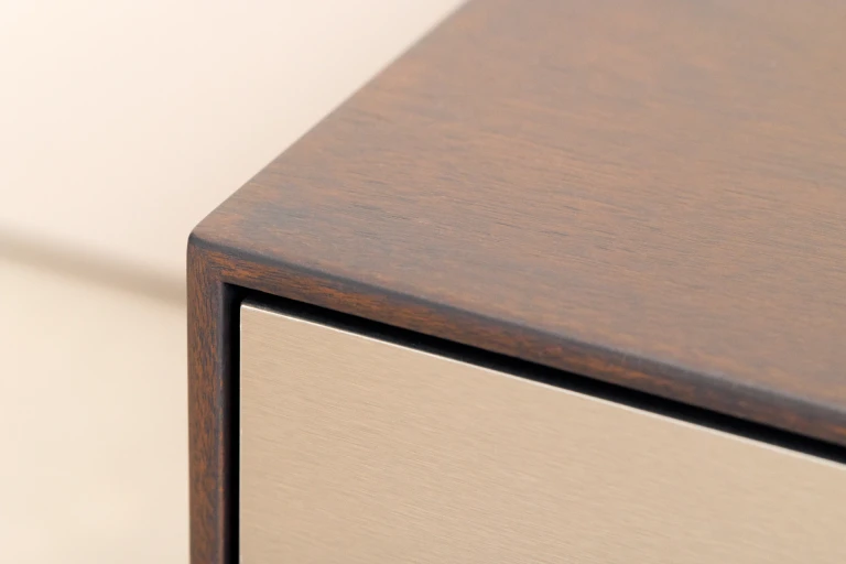 Flaches Boxspringbett mit Kopfteil und abgenähten Rechtecken