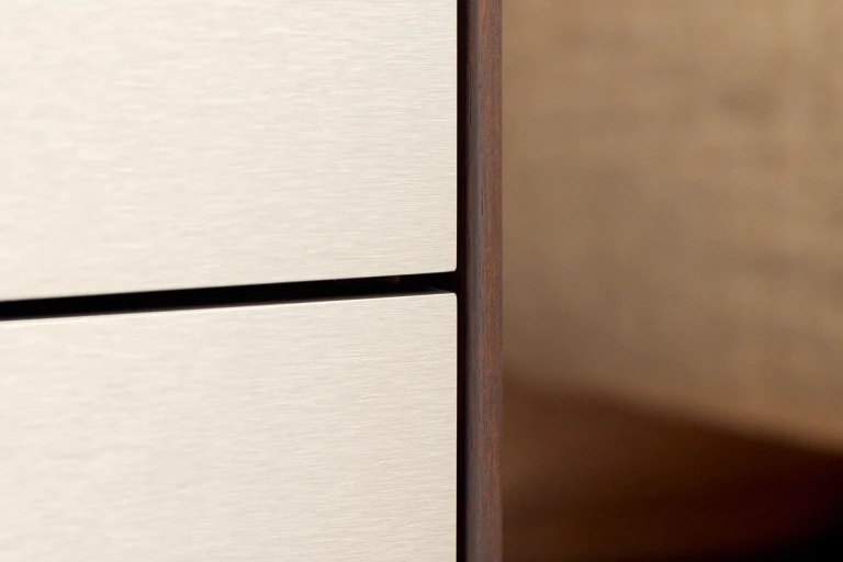 Flaches Boxspringbett mit Kopfteil und abgenähten Rechtecken