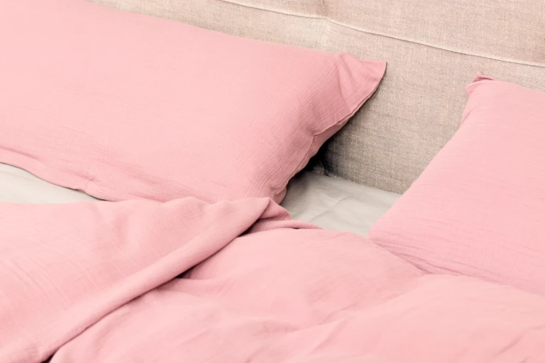 Flaches Boxspringbett mit Kopfteil und abgenähten Rechtecken
