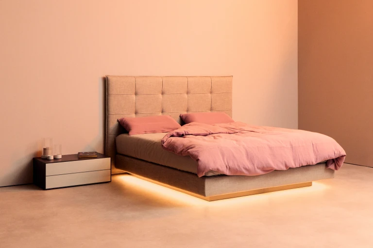 Flaches Boxspringbett mit Kopfteil und abgenähten Rechtecken