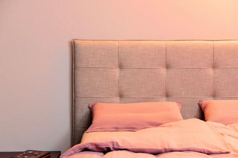 Flaches Boxspringbett mit Kopfteil und abgenähten Rechtecken