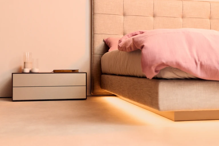 Flaches Boxspringbett mit Kopfteil und abgenähten Rechtecken
