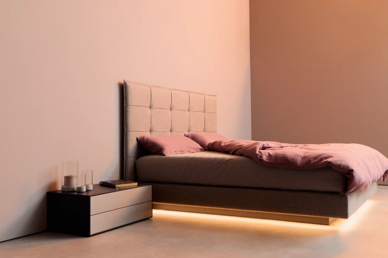Flaches Boxspringbett mit Kopfteil und abgenähten Rechtecken