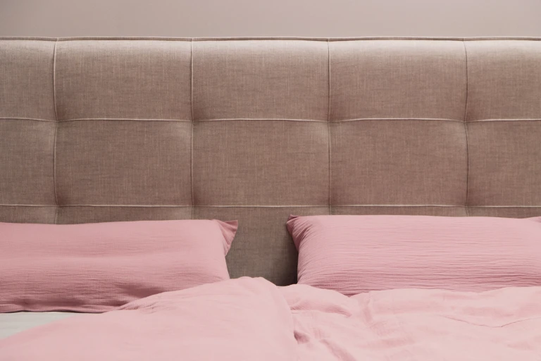 Flaches Boxspringbett mit Kopfteil und abgenähten Rechtecken